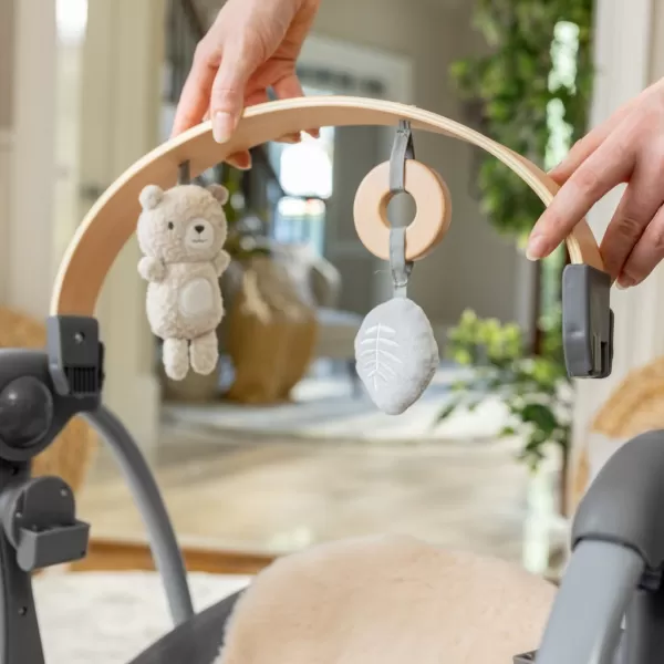 INGENUITY Houpačka konvertibilní vibrující s melodií Every Season™ Chic Boutique™ 0m+ do 9 kg