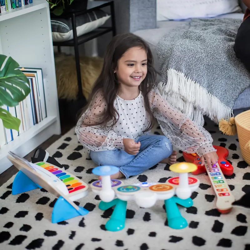 BABY EINSTEIN Hračka dřevěná hudební kytara Together in Tune Guitar™ Connected Magic Touch™ HAPE 6m+