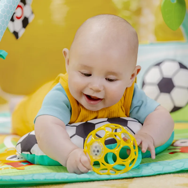 BRIGHT STARTS Deka na hraní s aktivitami Oball Grip & Kick™ 0m+