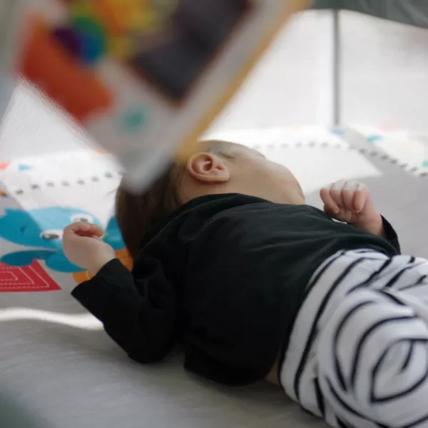 BABY EINSTEIN Podložka na hraní s ohrádkou a klavírem 3v1 Kick & Snooze™ 0m+