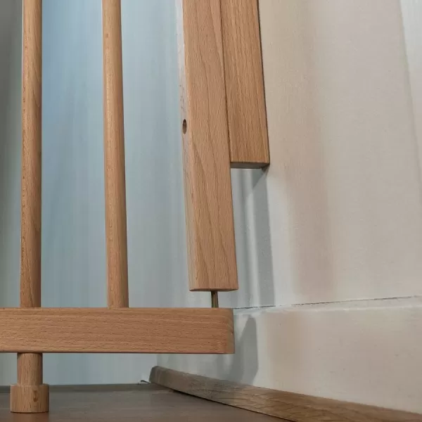 Baby Dan Vysoká zábrana Adjust Pro Stair Gate Baluster Edition wood, 74,5-114 cm, v.81cm