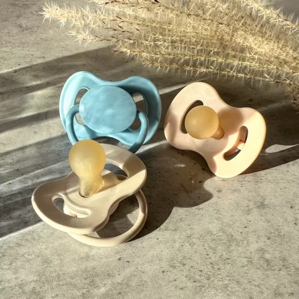 CANPOL BABIES Dudlík kaučukový s kulatou špičkou špičkou Nude 0-6m krémový