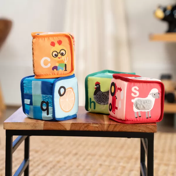 BABY EINSTEIN Hračka textilní kostky abeceda Alpha Stacks™ 4ks, 3m+