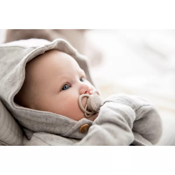 NIP FIRST moments šidítko Motýlek, silikon, v.2 / 5-18m, mix barev